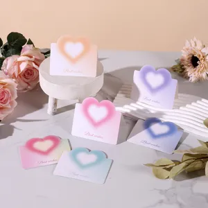 Detailansicht verschiedener bunter herzförmiger Grußkarten mit dem Aufdruck 'Best wishes'