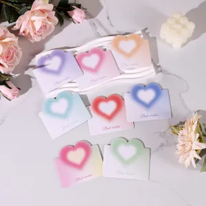 Traumhafte bunte herzförmige Grußkarten mit Farbverlauf und dem Aufdruck Best wishes