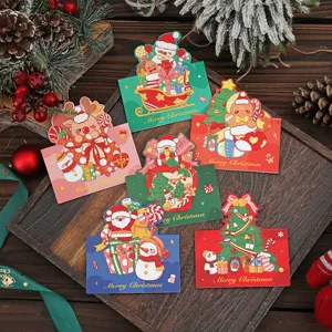 Auswahl an Retro-Weihnachtskarten mit festlichen Motiven auf einem Holztablett
