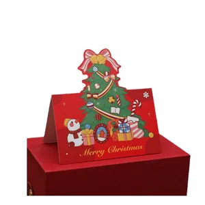 Rote Vintage-Weihnachtskarte mit festlichem Baum und Schneemann-Illustration für Geschenke