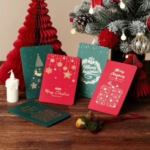 Nahaufnahme von roten und grünen Vintage-Weihnachtskarten mit eleganter Goldfolienprägung