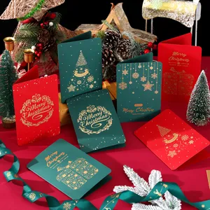 Detalle de tarjetas de Navidad retro con pan de oro y motivos festivos