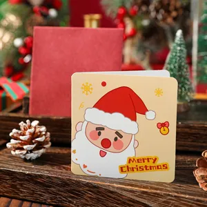 Nahaufnahme einer quadratischen Weihnachtskarte mit süßem Weihnachtsmann und Umschlag.