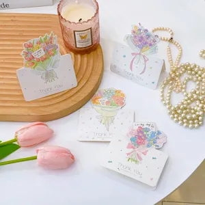 Detailansicht von floralen Bouquet-Dankeskarten mit eleganten Requisiten