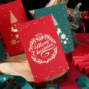 Primer plano de tarjetas de felicitación navideñas doradas con hermosos adornos.