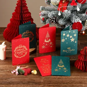 Vielfalt an Vintage-Weihnachtskarten mit Goldfolie in festlichem Rot und Grün Tönen