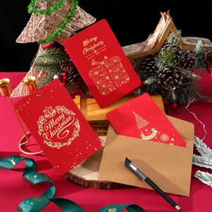 Vista detallada de tarjetas de Navidad rojas retro con motivos dorados de Merry Christmas.