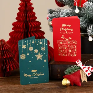 Detailansicht von vintage goldgeprägten Weihnachtskarten in festlichem Rot und Grün