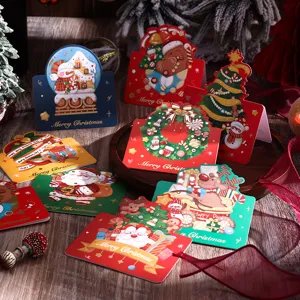Collezione di festosi biglietti di Natale con illustrazioni a cartoni e dettagli oro