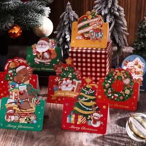 Vista dettagliata di varie cartoline di Natale vintage con motivi festivi colorati