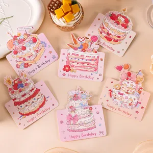 Nahaufnahme von mehreren kreativen Happy Birthday Grußkarten mit süßen Kuchendesigns und Mustern.