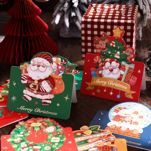 Primo piano di biglietti di auguri natalizi vintage con elegante stampa in oro