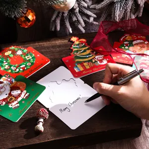 Primo piano di un biglietto di Natale vintage con un messaggio festivo scritto a mano.