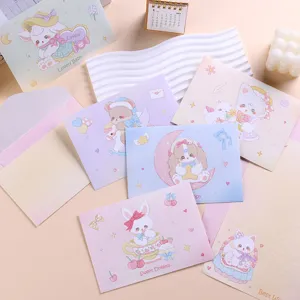 Vista dettagliata di vari set di buste e carta da lettere con simpatici cartoni animati