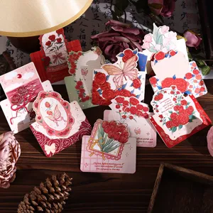 Detailansicht von Vintage-Blumengrußkarten mit Rosen- und Schmetterlingsmotiven