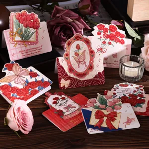 Detailansicht verschiedener Retro-Blumengrußkarten mit Rosen- und Schmetterlingsdesign