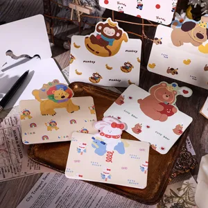 Detailansicht von Vintage-Cartoon-Tier-Grußkarten mit Affen- und Bären-Designs
