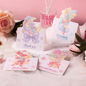 Vista detallada de varias tarjetas de felicitación florales con ilustraciones