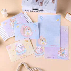 Dettaglio di carta da lettere e buste con illustrazioni di cuccioli e gattini carini.