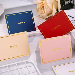 Λεπτομερής άποψη των καρτών 'Thank You' με χρυσό φύλλο σε διάφορα χρώματα όπως κόκκινο και μπλε.