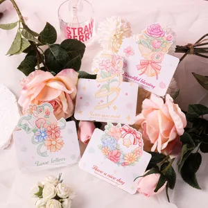 Primer plano de mini tarjetas de felicitación florales con mensajes románticos
