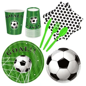 Détail d'un kit de fête football avec assiettes, gobelets et couverts verts