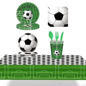 Ensemble complet de vaisselle de fête sur le thème du football avec assiettes.