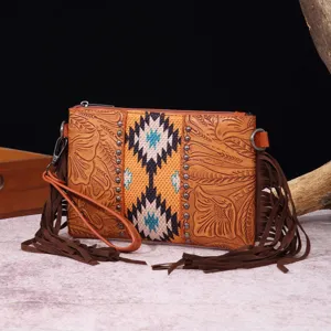 Bolso bandolera bohemio de cuero tallado con flecos largos y tachuelas de metal retro.