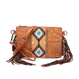 Bolso bandolera boho de cuero tallado con estampado étnico y flecos largos en marrón