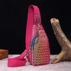Vista detallada del bolso de pecho retro con estampado de cocodrilo y correa