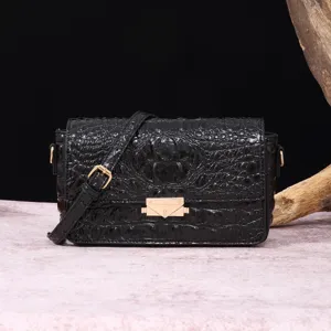 Elegante bolso de hombro negro con textura de cocodrilo y cierre dorado tipo sobre