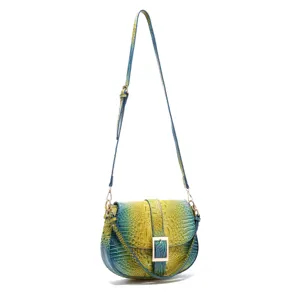 Bolso baguette vintage con estampado de cocodrilo degradado en amarillo y azul