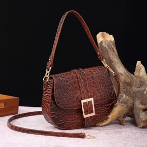 Bolso de hombro marrón vintage con patrón de cocodrilo y una gran hebilla dorada