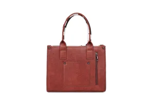 Detalle de bolso vintage de cuero marrón con forro de estampado de vaca y cremallera