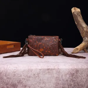 Bolso clutch bohemio vintage de cuero repujado marrón con flecos largos y asa