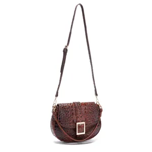 Bolso bandolera vintage de cuero marrón con grabado de cocodrilo y hebilla dorada
