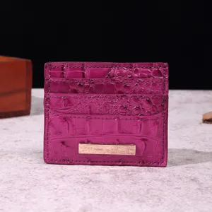 Portacarte vintage magenta con stampa coccodrillo ed elegante placca in metallo dorato