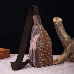 Vista detallada de un bolso de pecho vintage para mujer con elegante textura de cocodrilo