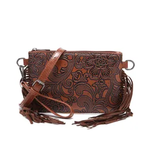 Vista detallada de bolso bandolera vintage de cuero repujado estilo bohemio marrón
