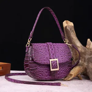 Elegante bolso de mano en piel grabada de cocodrilo púrpura con hebilla dorada vintage