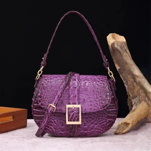 Primer plano detallado de un bolso baguette vintage morado con textura de patrón cocodrilo