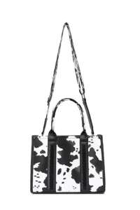 Vista frontal detallada del bolso tote vintage con estampado de vaca y correa larga