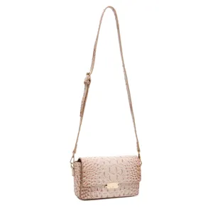 Detalle del elegante bolso bandolera retro rosa con relieve de cocodrilo y herrajes dorados