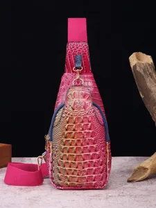 Bolso de pecho retro con relieve de cocodrilo magenta y una correa ancha ajustable.