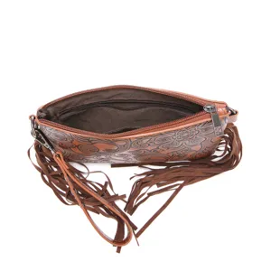 Vista detallada del bolso bohemio con flecos y cremallera abierta que muestra el forro.