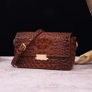 Bolso bandolera marrón vintage para mujer con textura de cocodrilo en relieve detalle