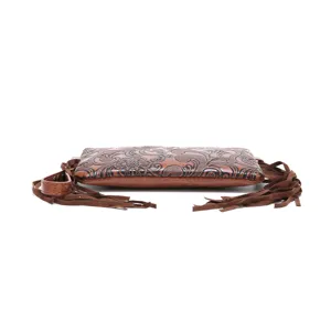 Vista detallada de bolso de mano de cuero repujado bohemio vintage con flecos largos