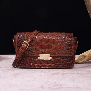 Bolso bandolera retro de cuero con relieve de cocodrilo marrón y cierre dorado