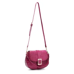 Bolso de hombro fucsia con relieve de cocodrilo, hebilla dorada y correa ajustable