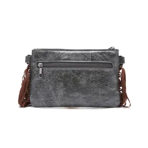 Vista de detalle de bolso bandolera bohemio gris vintage con flecos marrones